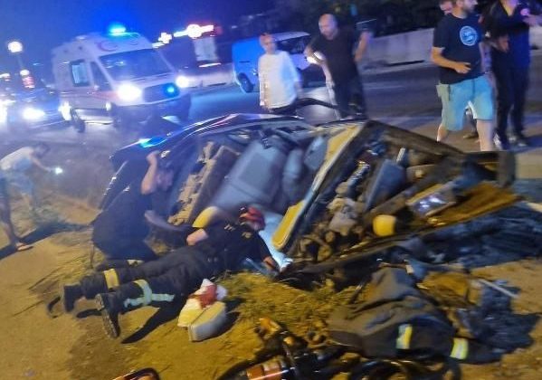 Yalova’da Otomobil Yol Kenarındaki Bariyerlere Çarptı: Sürücü Yaralı