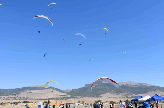 Yamaç Paraşütü Dünya Şampiyonası’nda Sporcular Uçarak Konya’ya İndi