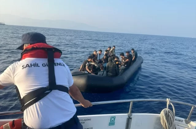 Yunanistan unsurlarınca Türk kara sularına itilen 23 düzensiz göçmen Datça'da karaya çıkarıldı 1 Yunanistan unsurlarınca Türk kara sularına itilen 23 düzensiz göçmen Datça’da karaya çıkarıldı