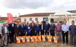 Bilecik Valisi Ahmetler köyünde tohum dağıtım programına katıldı