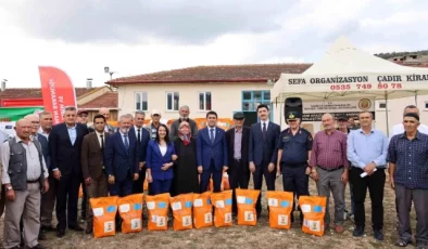 Bilecik Valisi Ahmetler köyünde tohum dağıtım programına katıldı