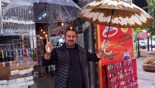 Eskişehir’de Yağışlar Şemsiye Satışlarını Artırıyor