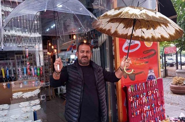 Eskişehir'de Yağışlar Şemsiye Satışlarını Artırıyor 1 Eskişehir’de Yağışlar Şemsiye Satışlarını Artırıyor