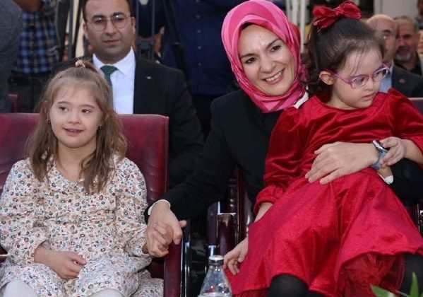 Aile ve Sosyal Hizmetler Bakanı Mahinur Özdemir Göktaş, Down Sendromlu Bireyler Yaşam Destek Merkezi'nin açılış törenine katıldı 1 Aile ve Sosyal Hizmetler Bakanı Mahinur Özdemir Göktaş, Down Sendromlu Bireyler Yaşam Destek Merkezi’nin açılış törenine katıldı