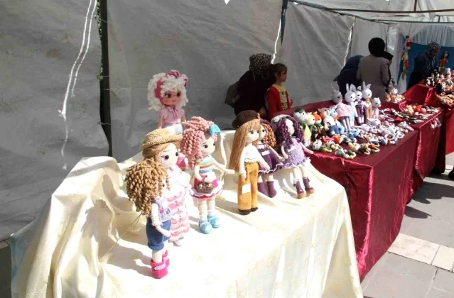 Beyşehir ADEM Sergisi Kadın Kursiyerlerin Eserlerini Sergiledi