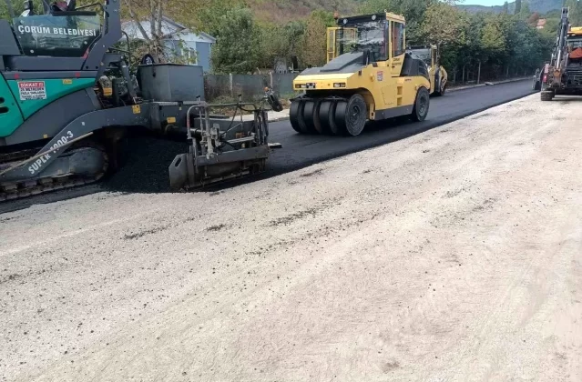 Çorum Belediyesi Laçin ilçesine asfalt desteği sağladı