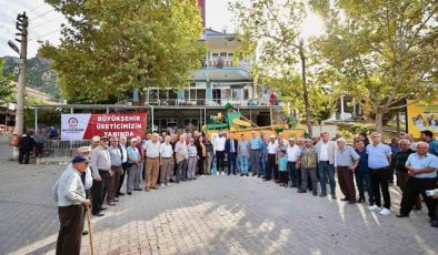 Denizli Büyükşehir Belediyesi, Bozkurt ilçesinde çiftçilere tohum eleme makinesi ve gübre dağıtma römorku hibe etti