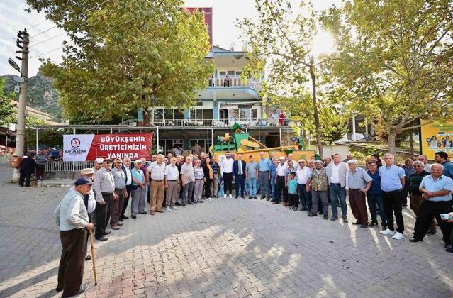 Denizli Büyükşehir Belediyesi, Bozkurt ilçesinde çiftçilere tohum eleme makinesi ve gübre dağıtma römorku hibe etti