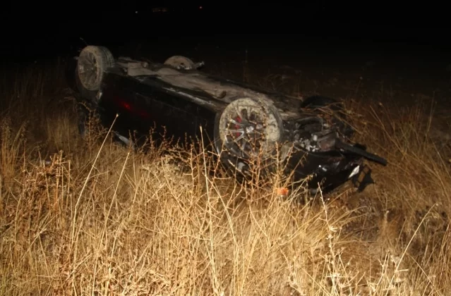 Konya’da Otomobil Tarlaya Devrildi: 2 Yaralı