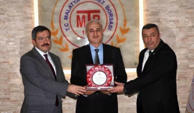 Malatya Ticaret Borsası Başkanı, ‘Malatya Kayısısı’ kitabının hazırlanmasında emeği geçenlere plaket takdim etti