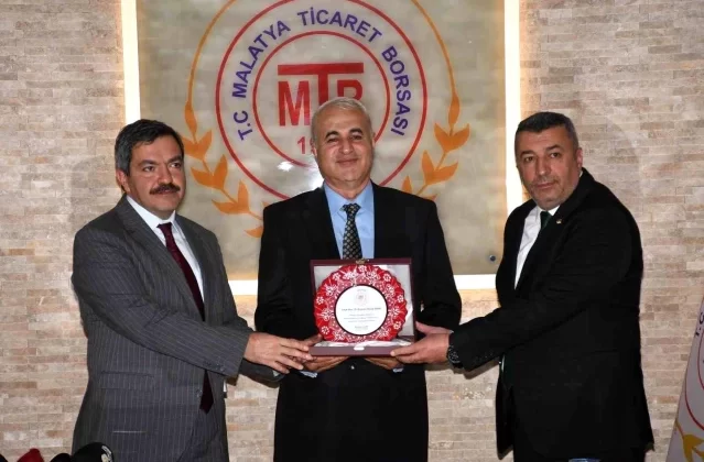 Malatya Ticaret Borsası Başkanı, ‘Malatya Kayısısı’ kitabının hazırlanmasında emeği geçenlere plaket takdim etti