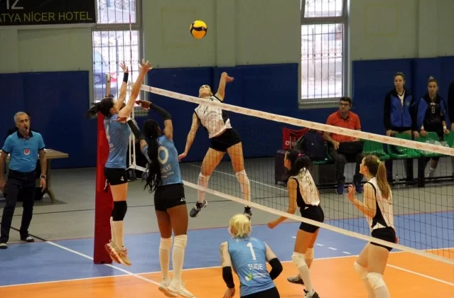 Nicer Hotel Voleybol, Konya Ereğli Belediyespor'u 3-1 yendi 1 Nicer Hotel Voleybol, Konya Ereğli Belediyespor’u 3-1 yendi