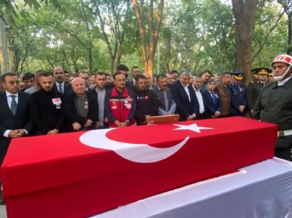 Pençe-Kilit Harekatı'nda şehit olan Piyade Astsubay Kıdemli Çavuş Musa Esat Kaya son yolculuğuna uğurlandı