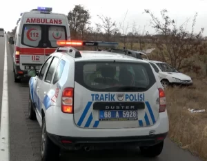 Aksarayda-Otomobil-Sarampole-Dustu-Baba-ve-Oglu-Yaralandi.jpg