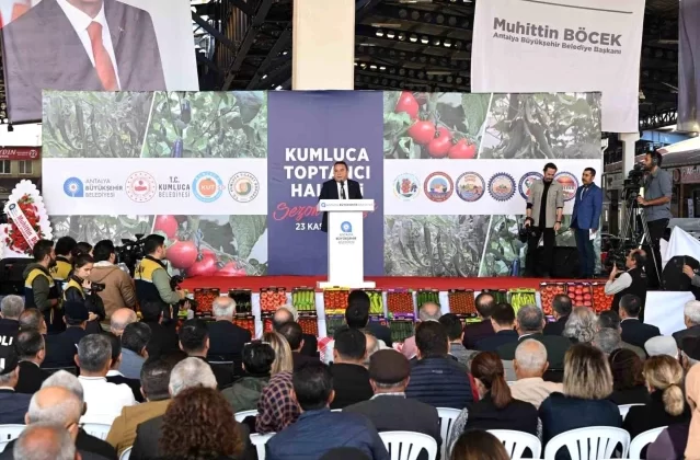 Antalya Büyükşehir Belediye Başkanı Muhittin Böcek, Kumluca’ya 947 milyon TL yatırım yaptıklarını açıkladı