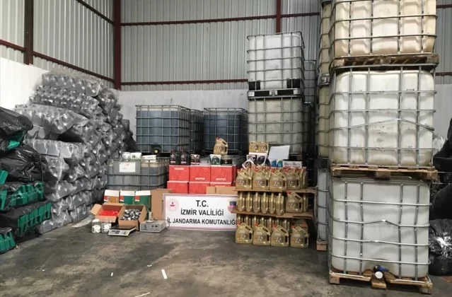 İzmir'de Sahte Motor Yağı Operasyonu: 4 Gözaltı 1 İzmir’de Sahte Motor Yağı Operasyonu: 4 Gözaltı