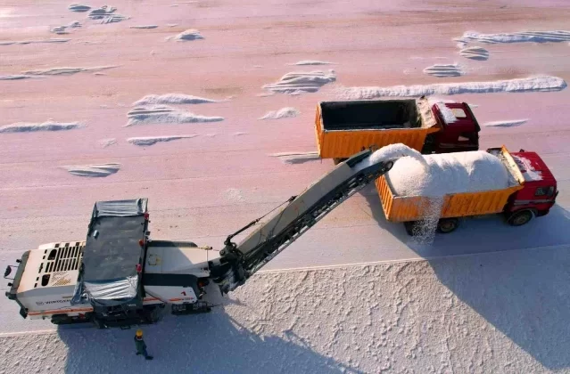 Tuz Gölü’nde tuz hasadı aralıksız sürüyor