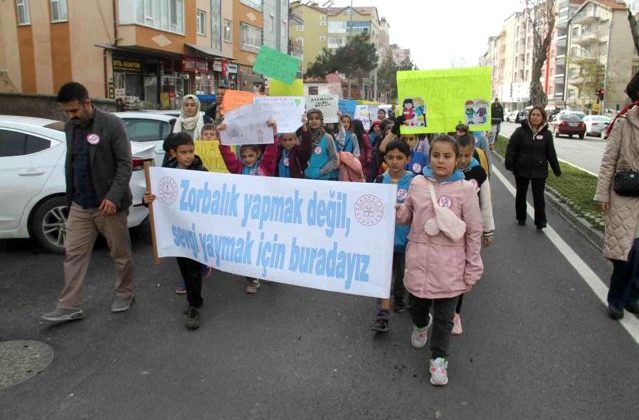 Beyşehir’de öğrenciler akran zorbalığına dikkat çekti