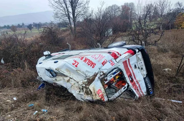 Bitlis Sağlık Ekibini Taşıyan Ambulans Kaza Yaptı