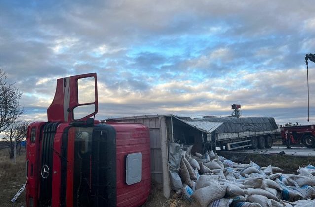 Konya'da Tır ile Kamyon Çarpışması: 2 Yaralı 5 Konya’da Tır ile Kamyon Çarpışması: 2 Yaralı