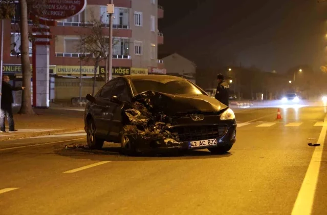 Konya'da alkollü sürücü park halindeki otomobile çarptı 1 Konya’da alkollü sürücü park halindeki otomobile çarptı