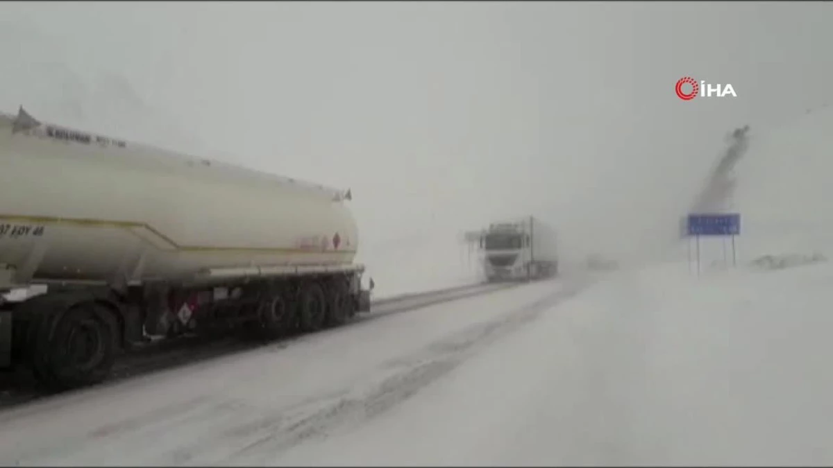Antalya-Konya Karayolu kar sebebiyle bekletilen tırların geçişine açıldı