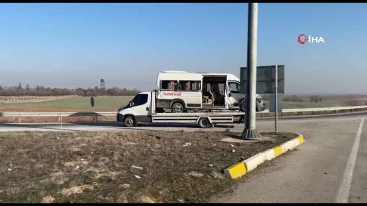 İşçi servisi ile kamyonet çarpıştı: 8 yaralı