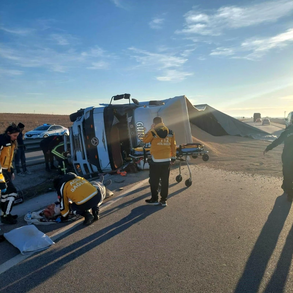 Konya’da Buğday Yüklü Tırın Devrilmesi Sonucu 1 Kişi Hayatını Kaybetti