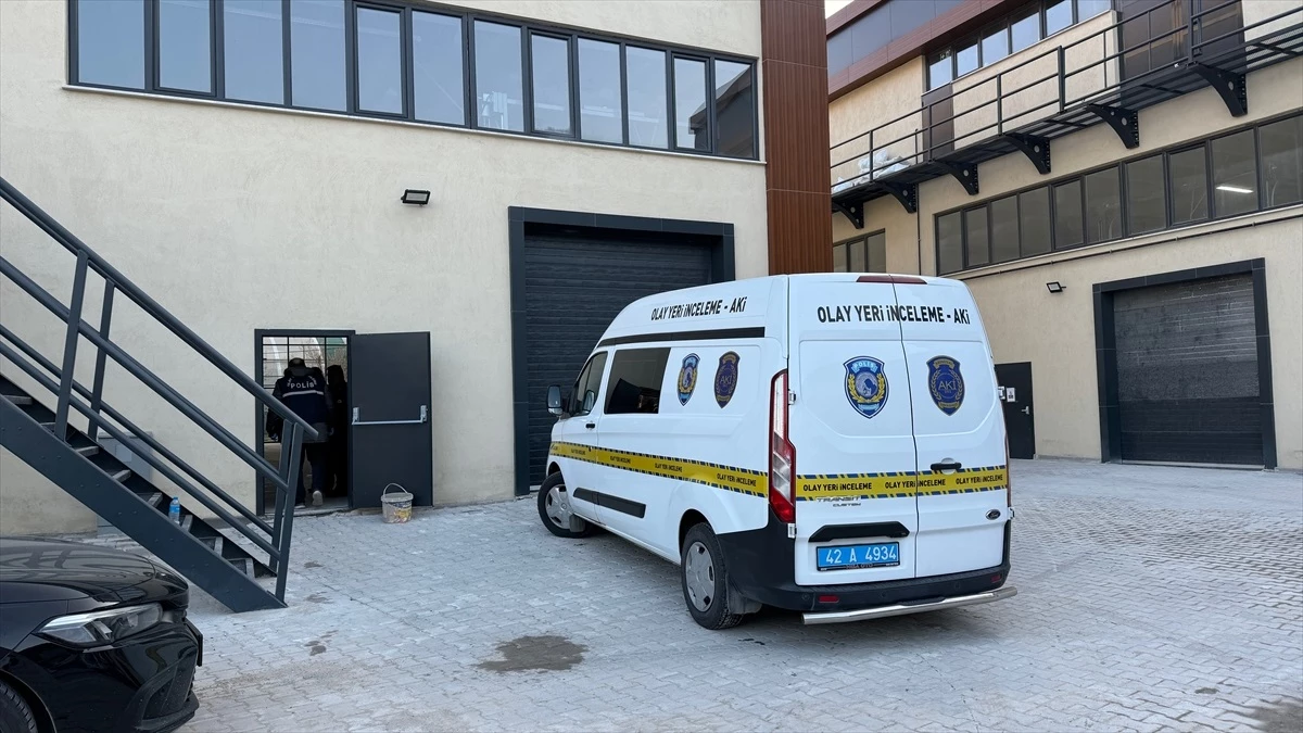 Konya'da iş yerindeki yük asansörü düştü, 3 kişi yaralandı 1 Konya’da iş yerindeki yük asansörü düştü, 3 kişi yaralandı