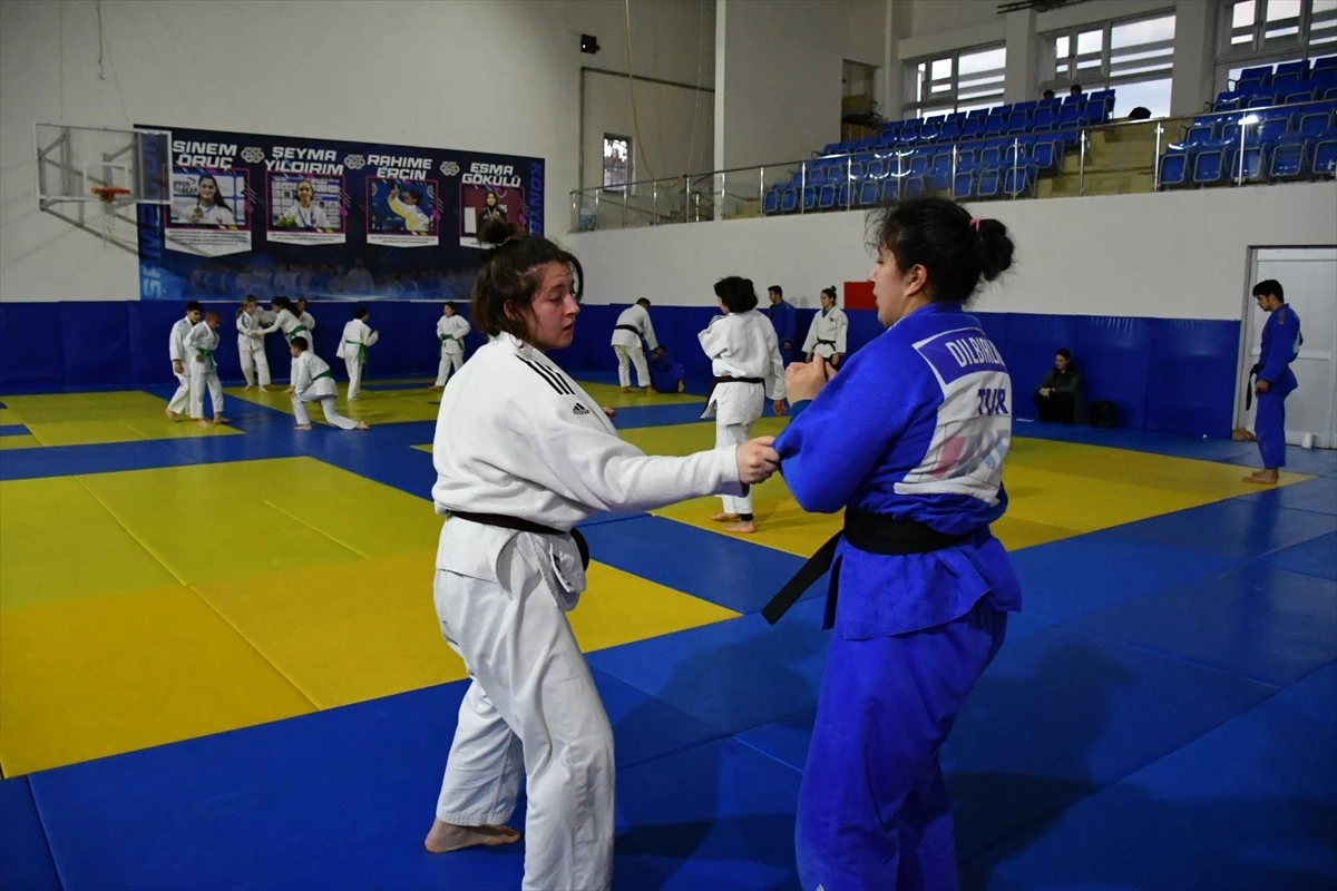 Depremde evi hasar gören lise öğrencisi judoda başarı elde etti
