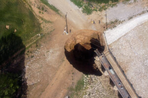 OBRUK OLUŞUMUNU GÖRÜNTÜLERKEN YAŞADIĞI KORKU DOLU ANLARI ANLATTI