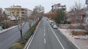 AHMET ÖZCAN CADDESİ’NDE 2,6 KİLOMETRELİK SICAK ASFALT ÇALIŞMASI TAMAMLANDI