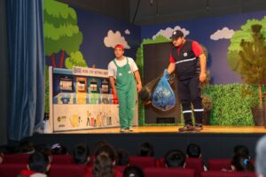 ÖĞRENCİLERE TİYATRO ARACILIĞIYLA SIFIR ATIK BİLİNCİ AŞILIYOR