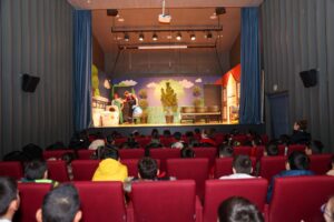 ÖĞRENCİLERE TİYATRO ARACILIĞIYLA SIFIR ATIK BİLİNCİ AŞILIYOR