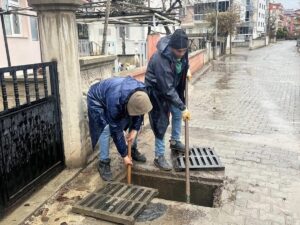 Beyşehir Belediyesi Ekipleri, Sağanak Yağışa Rağmen Sahada Çalışmalarını Sürdürüyor