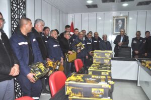 Emirgazi Belediye Başkanı Mertcan, Çalışanlara Elbise ve Ayakkabı Dağıttı