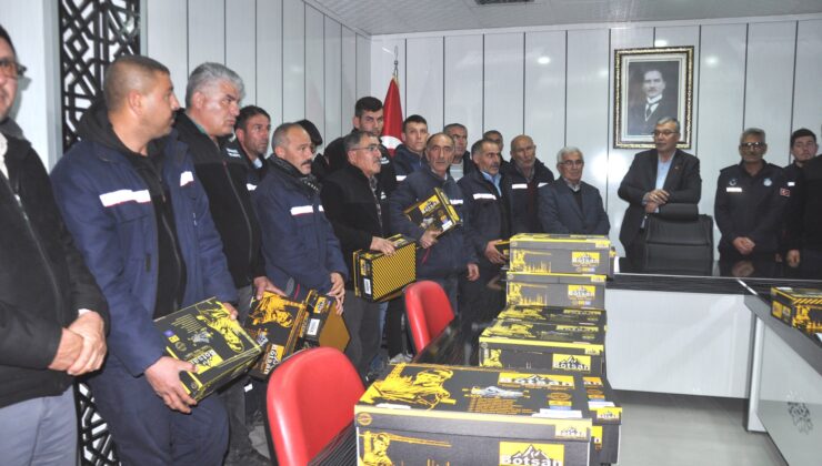 Emirgazi Belediye Başkanı Mertcan, Çalışanlara Elbise ve Ayakkabı Dağıttı