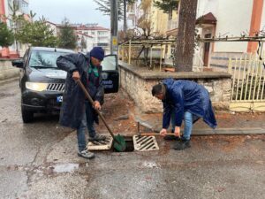 Beyşehir Belediyesi Ekipleri, Sağanak Yağışa Rağmen Sahada Çalışmalarını Sürdürüyor