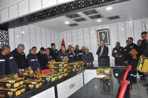 Emirgazi Belediye Başkanı Mertcan, Çalışanlara Elbise ve Ayakkabı Dağıttı