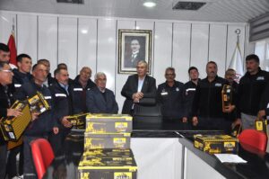 Emirgazi Belediye Başkanı Mertcan, Çalışanlara Elbise ve Ayakkabı Dağıttı