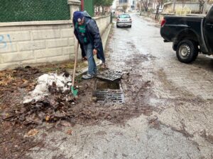 Beyşehir Belediyesi Ekipleri, Sağanak Yağışa Rağmen Sahada Çalışmalarını Sürdürüyor