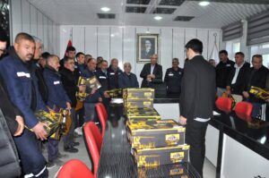 Emirgazi Belediye Başkanı Mertcan, Çalışanlara Elbise ve Ayakkabı Dağıttı