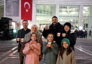 Mevlana’nın 751. Vuslat Yıl Dönümü Etkinlikleri Misafirlerine Sıcak Sahlep İkramı