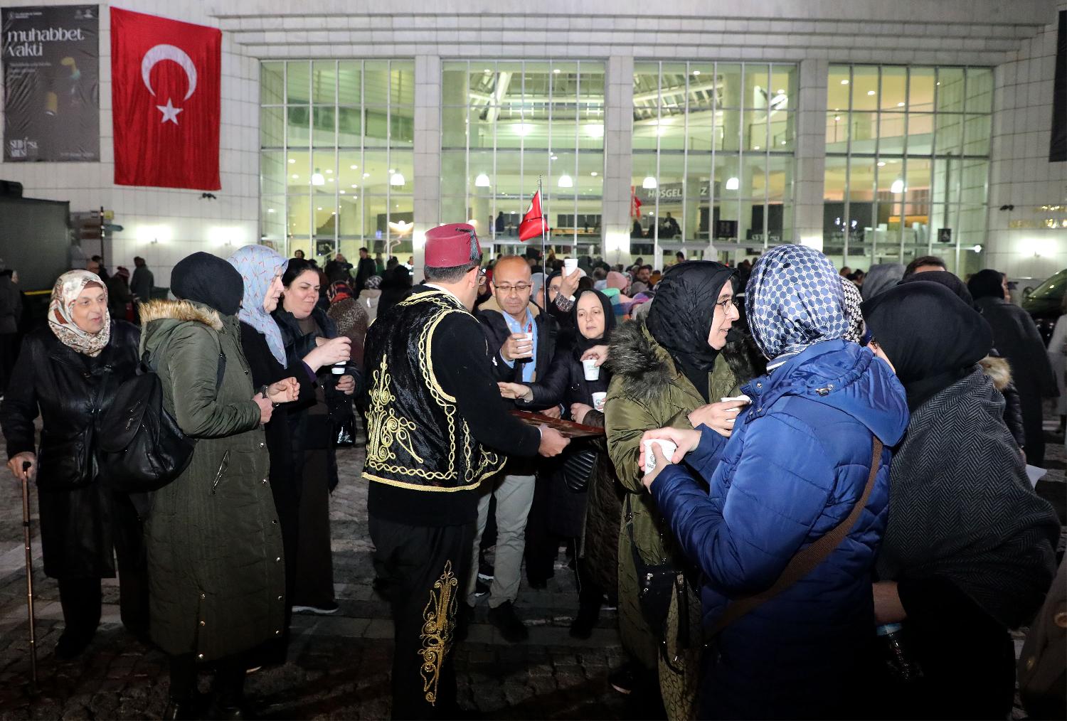 Mevlana’nın 751. Vuslat Yıl Dönümü Etkinlikleri Misafirlerine Sıcak Sahlep İkramı