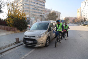 Konya’da Bisiklet Yollarındaki Araç Parklanmasının Önüne Geçmek İçin Farkındalık Çalışması Başlatıldı 5 Konya’da Bisiklet Yollarındaki Araç Parklanmasının Önüne Geçmek İçin Farkındalık Çalışması Başlatıldı
