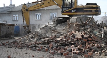 Seydişehir Belediyesi, Tehlike Arz Eden Metruk Binaların Yıkımına Başladı