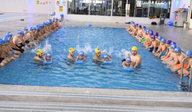 “Yüzme Bilmeyen Kalmasın” Projesiyle 8 Bin 500 Öğrenciyi Yüzme ile Tanıştırıyor