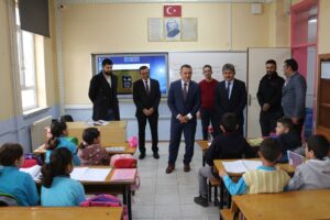 KAYMAKAM TÜRKMAN'DAN TÜRKMENCAMİLİ OKULLARINA ZİYARET 9 KAYMAKAM TÜRKMAN'DAN TÜRKMENCAMİLİ OKULLARINA ZİYARET