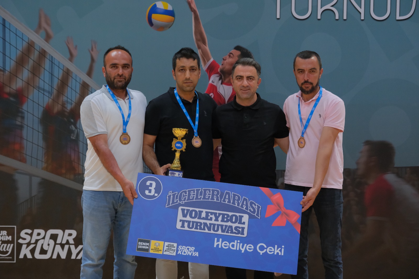 Hadim, Voleybol Turnuvası'nda Şampiyon Oldu