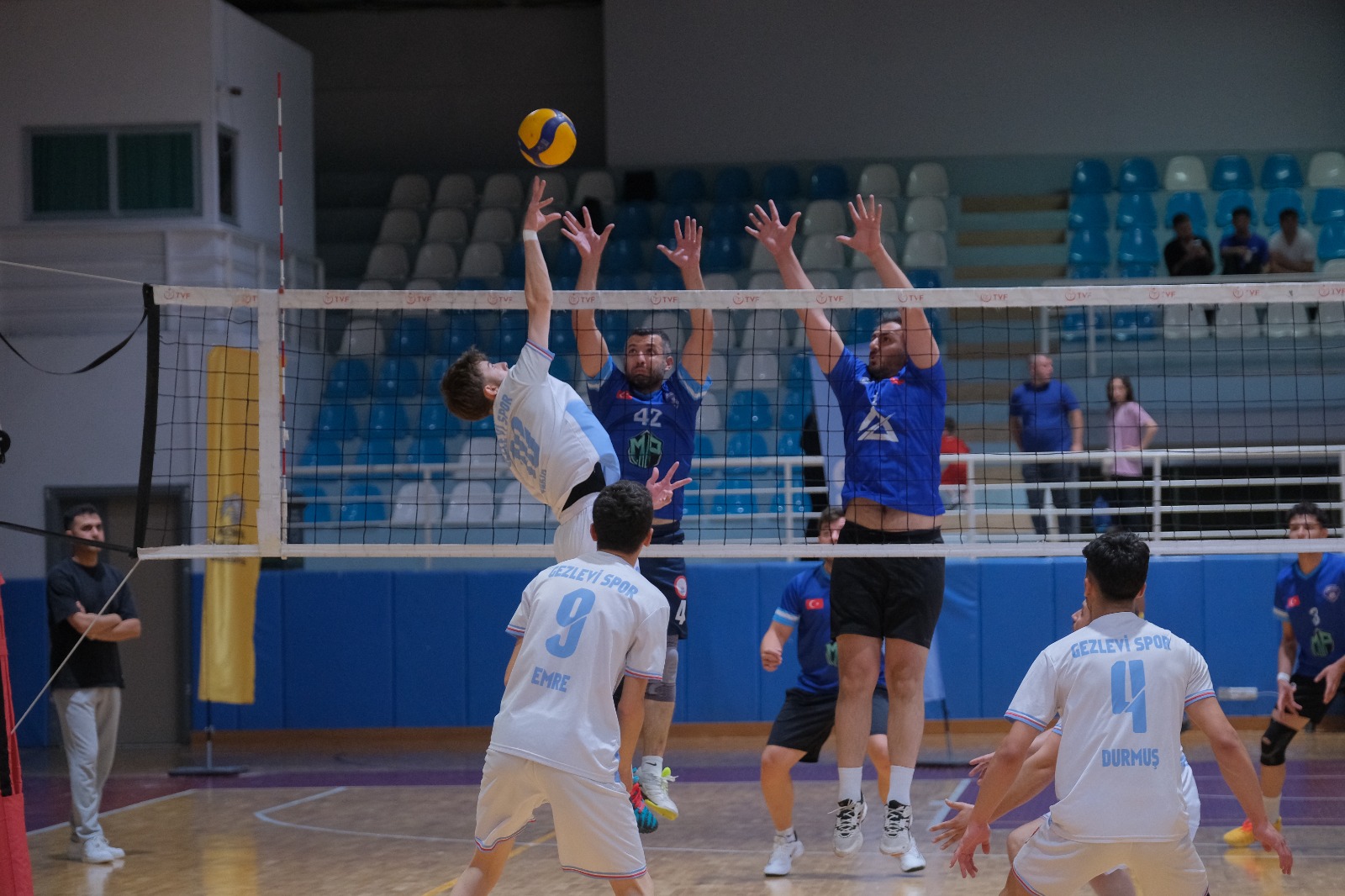 Hadim, Voleybol Turnuvası'nda Şampiyon Oldu